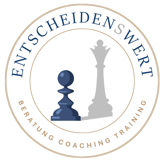 Logo mit zwei Schachfiguren und dem Text: Entscheidenswert